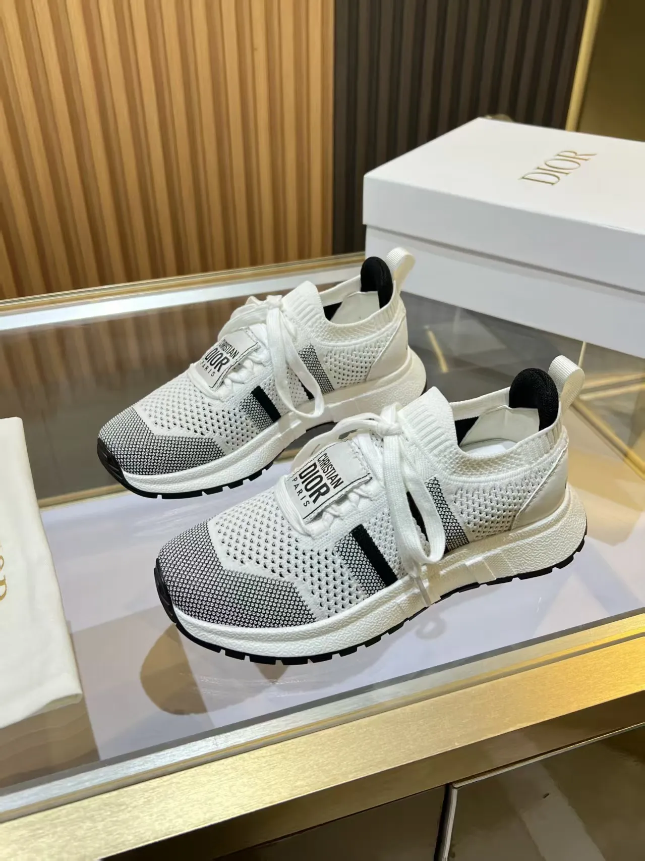 👟👟Ex-factory price 460👟👟 DIOR CHRONO Dior's new high-version, casual, business, all-in-one sports shoes. Simple and super versatile. The upper is equipped with a Logo cloth label. The upper is perfect and luxurious, and can be matched with any spring, summer, autumn and winter clothing. The upper foot is even more comfortable! The original material is disassembled and reproduced perfectly. The fly-woven upper is breathable and comfortable. The original super lightweight TPU absorbent film anti-slip outsole. Unique. Full of details. Fine workmanship. Worth owning. Equipped with original packaging at the counter. 3 colors available SIZE: 35--40 (41 can be customized)